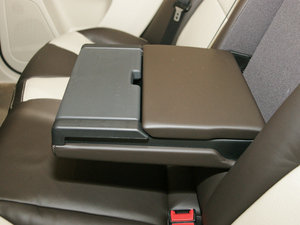2011款2.0T 智尊版 后排中央扶手