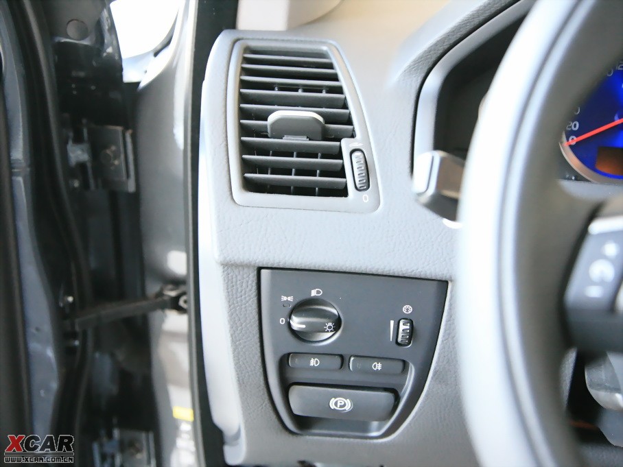 2010���֠���XC90 2.5T AWD �\�Ӱ�