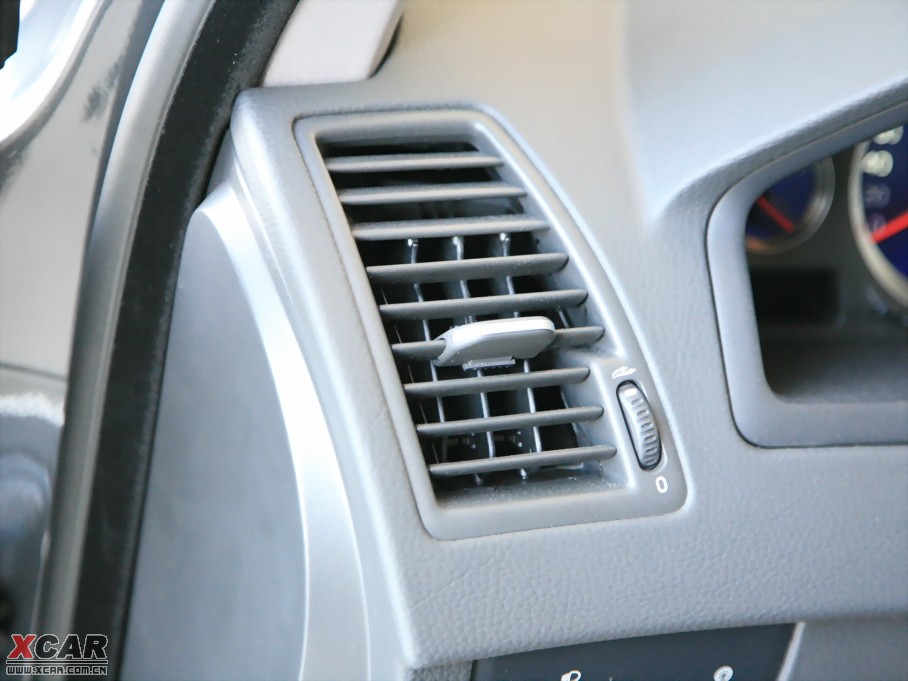 2010���֠���XC90 2.5T AWD �\�Ӱ�