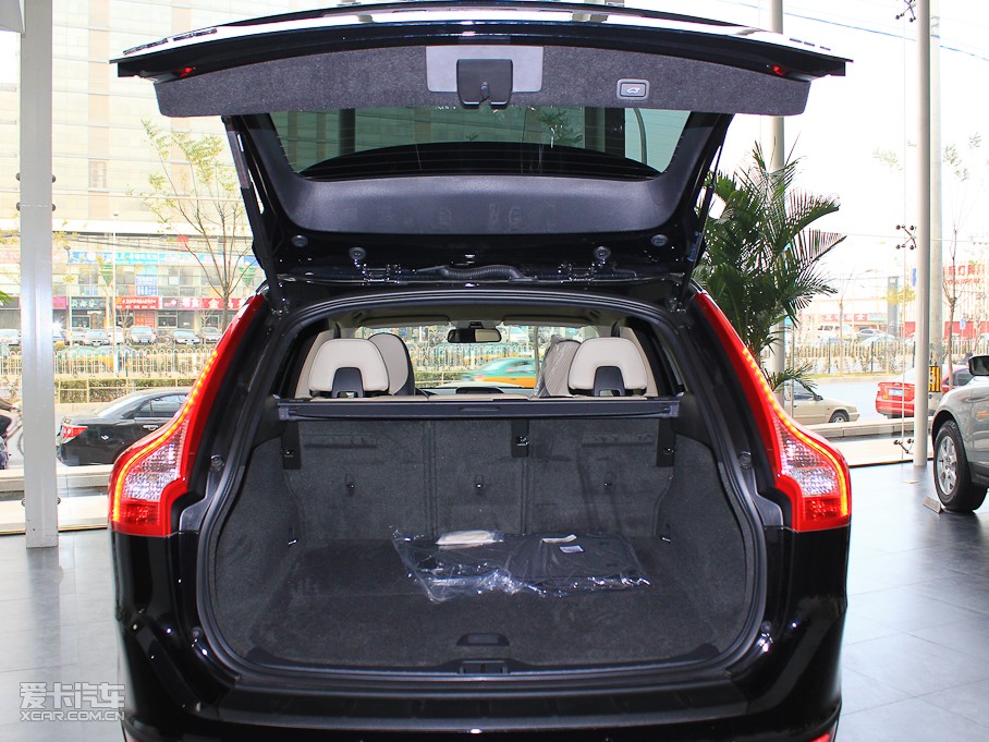2011���֠���XC60(�M��) 2.0T �����\�Ӱ�