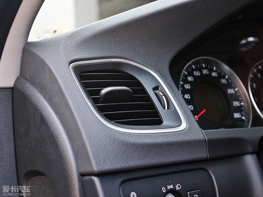 2013���֠���V60 2.0T T5 ���m��