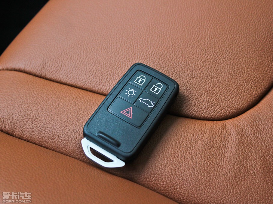 2013���֠���V60 2.0T T5 ���m��