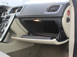 2012款2.0T T5 两驱智尊版 手套箱