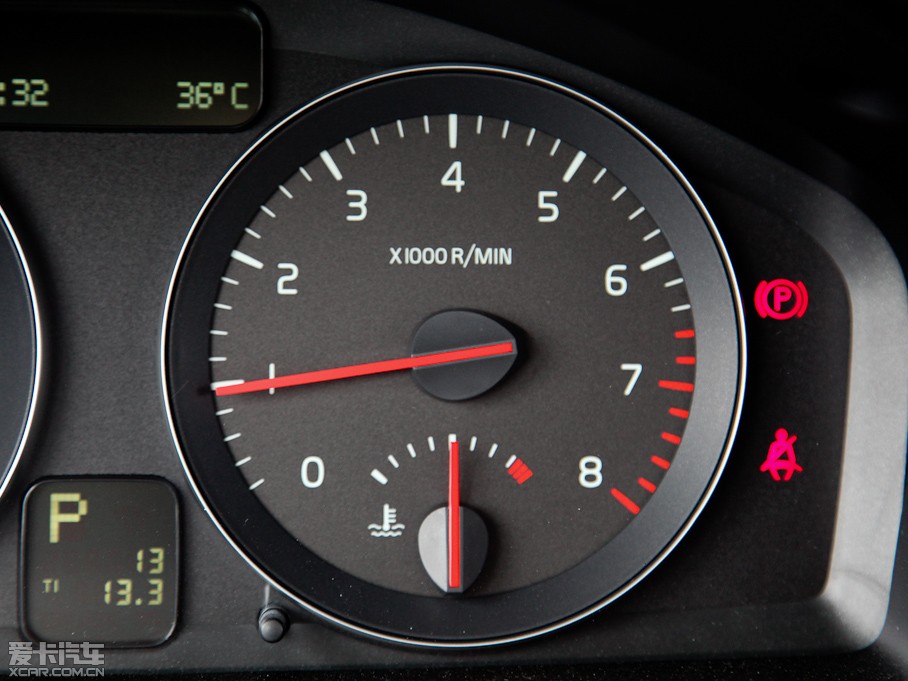 2012���֠���C30 2.0L Aktiv �ń��x�b