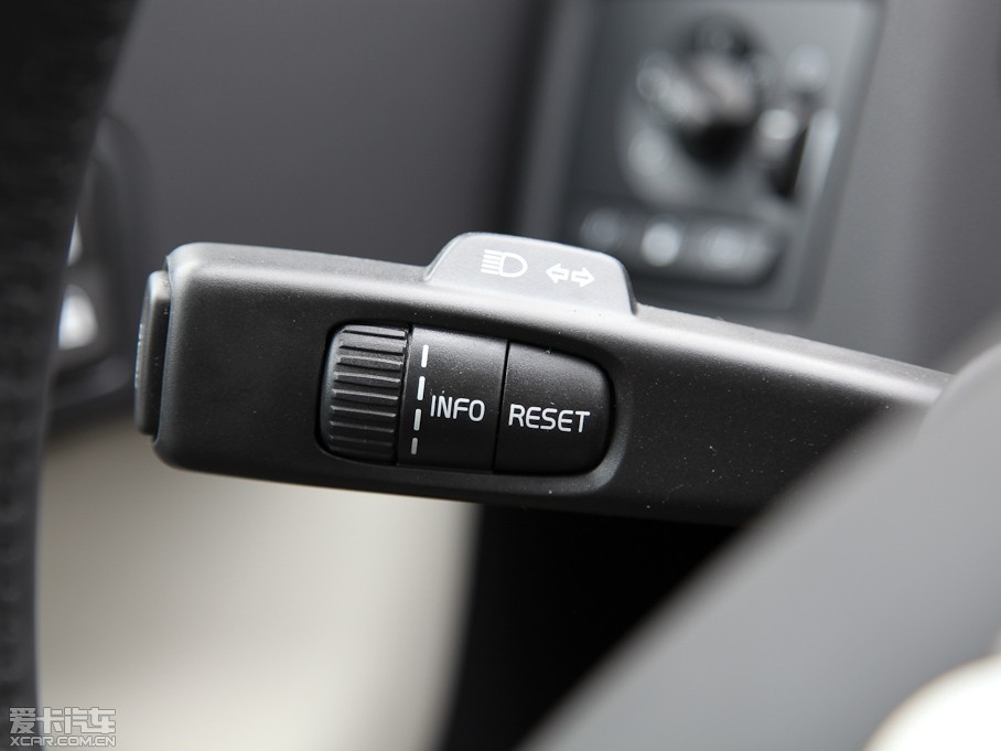 2012���֠���C30 2.0L Aktiv �ń��x�b