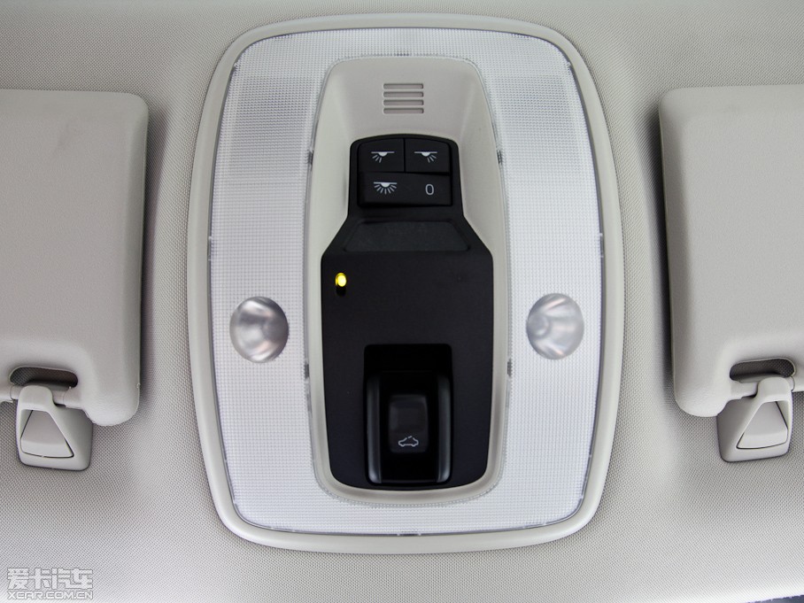 2012���֠���C30 2.0L Aktiv �ń��x�b