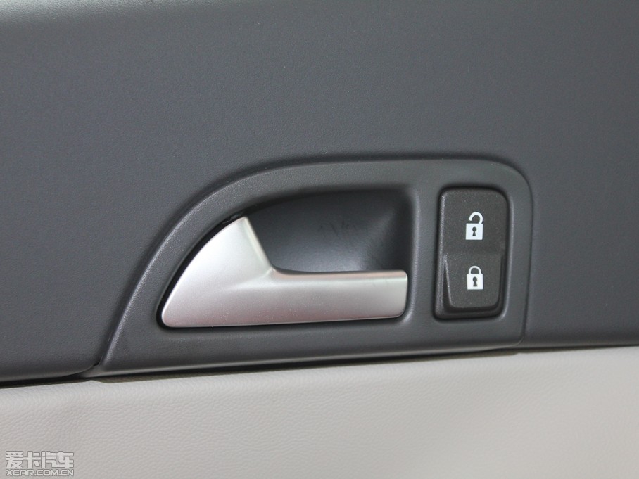 2012���֠���C30 2.0L Aktiv �ń��x�b