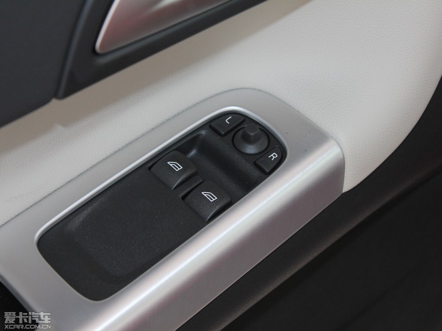 2012���֠���C30 2.0L Aktiv �ń��x�b