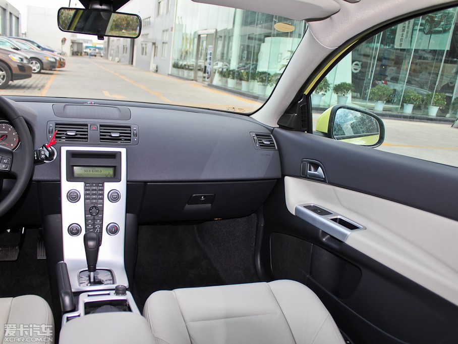 2012���֠���C30 2.0L Aktiv �ń��x�b