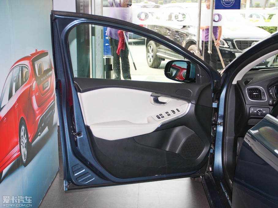 2013���֠���V40 R-Design