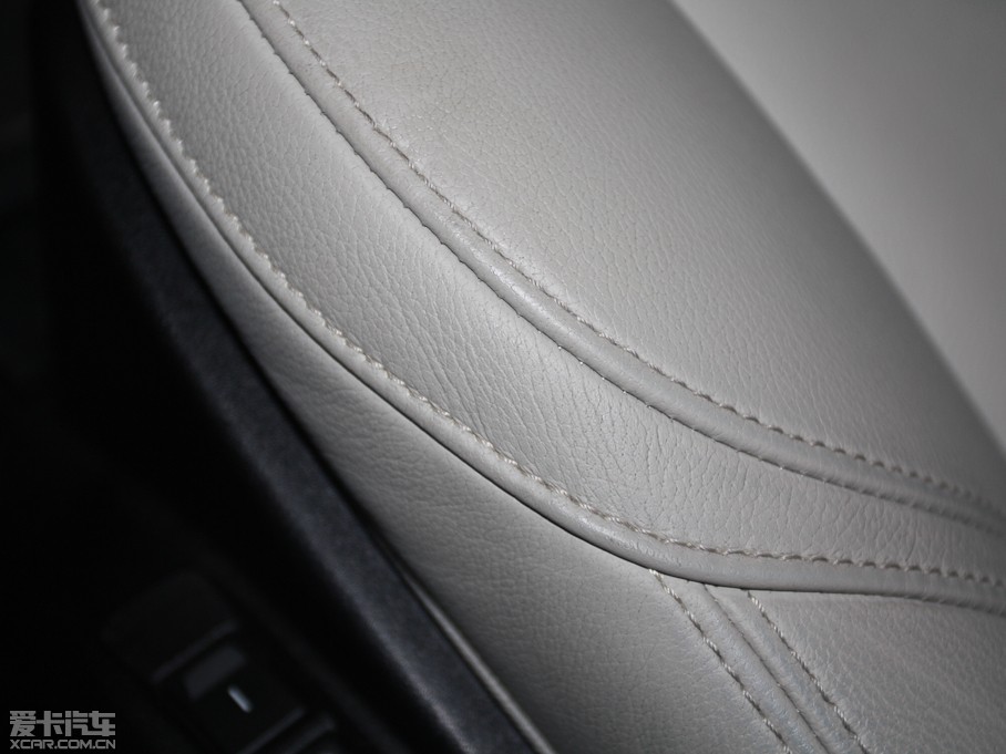 2013���֠���V40 R-Design