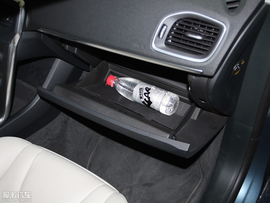 2013���֠���V40 R-Design