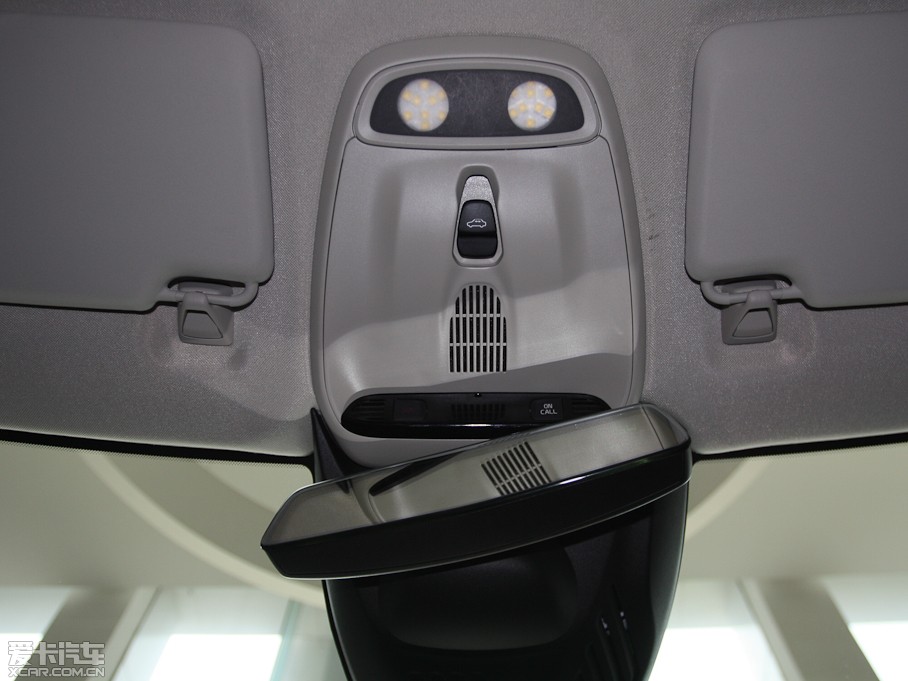 2013���֠���V40 R-Design