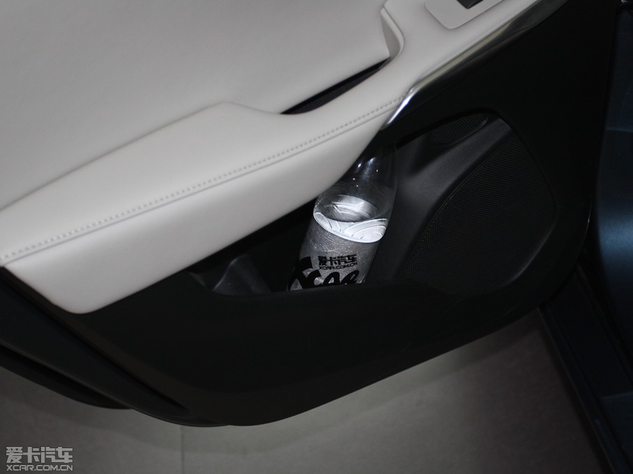 2013���֠���V40 R-Design