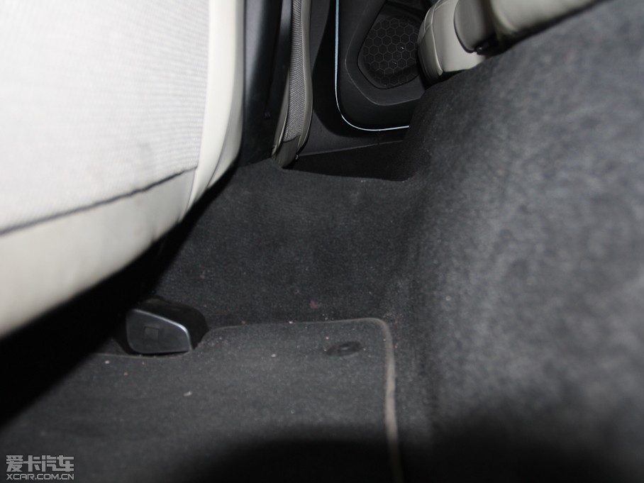 2013���֠���V40 R-Design