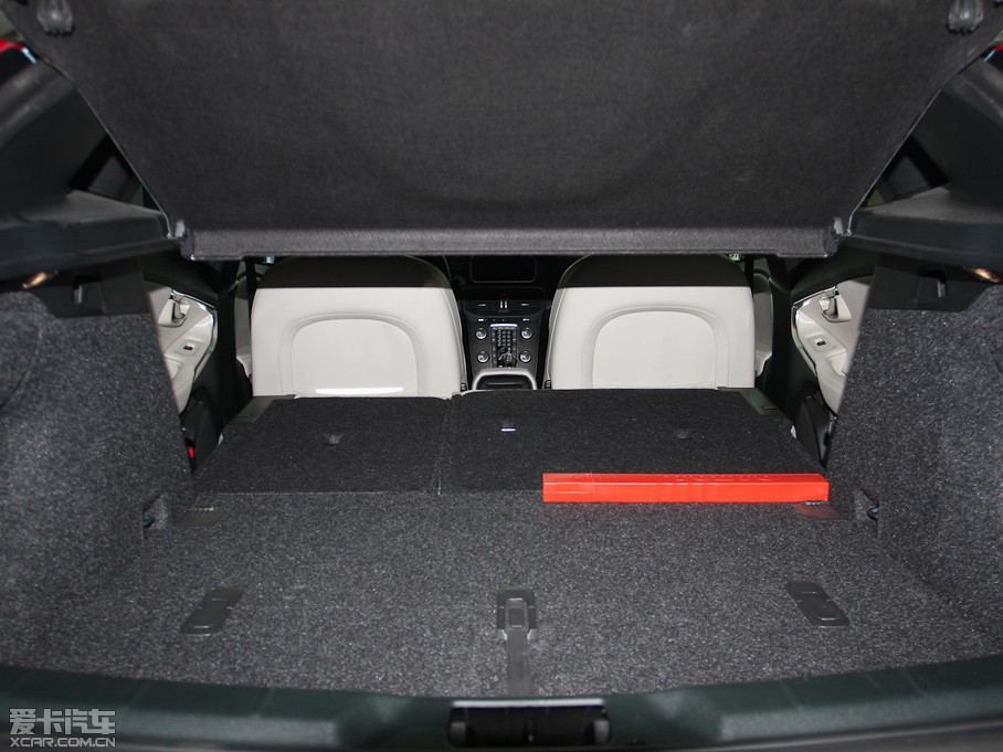 2013���֠���V40 R-Design