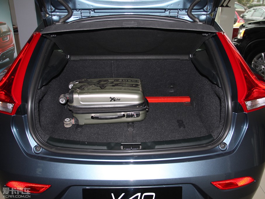 2013���֠���V40 R-Design