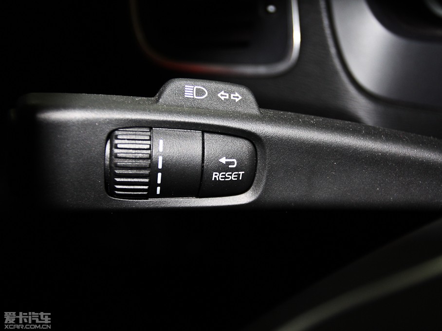 2013���֠���V40 R-Design