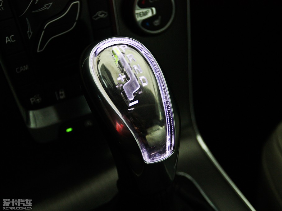 2013���֠���V40 R-Design