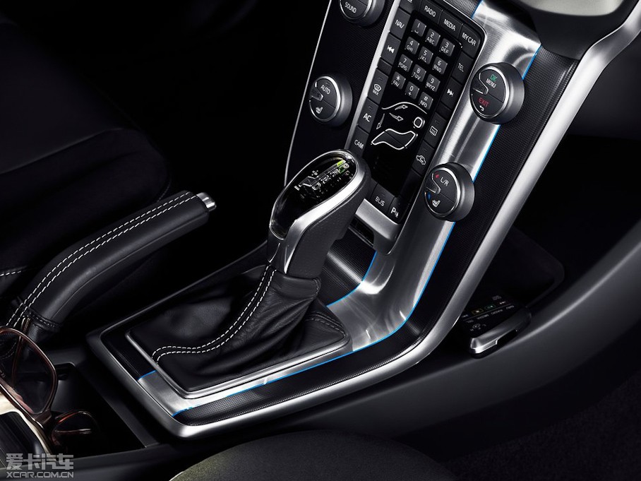 2013���֠���V40 R-Design