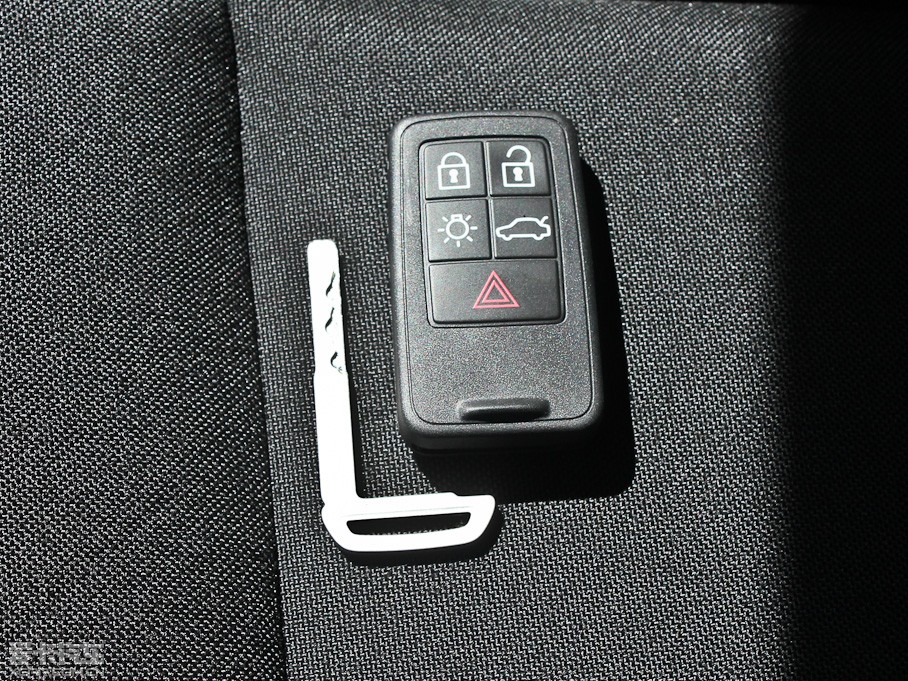 2013���֠���V40 2.0T ���ݰ�