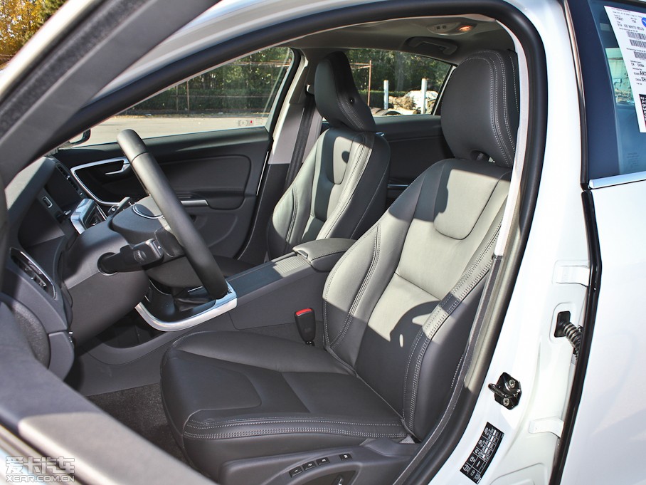 2013���֠���S60(�M��) 2.0T T5 ���m��