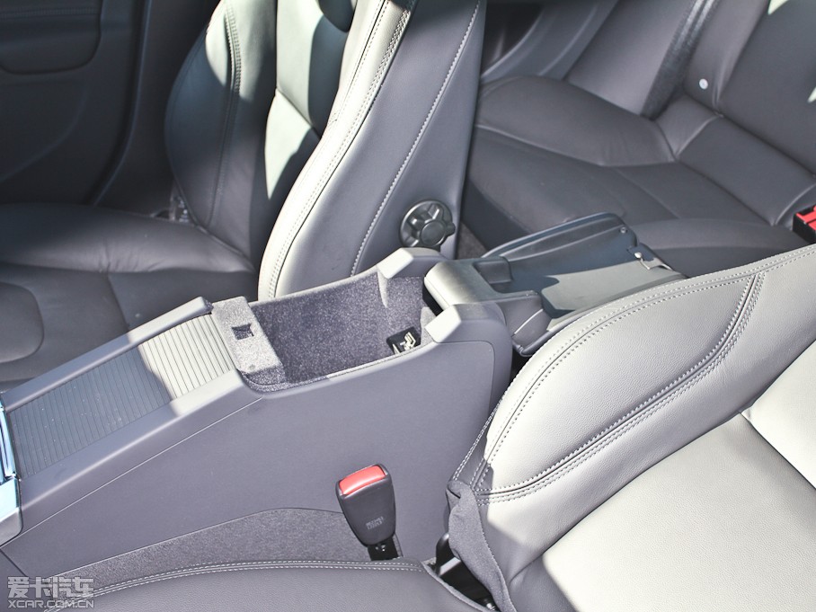 2013���֠���S60(�M��) 2.0T T5 ���m��