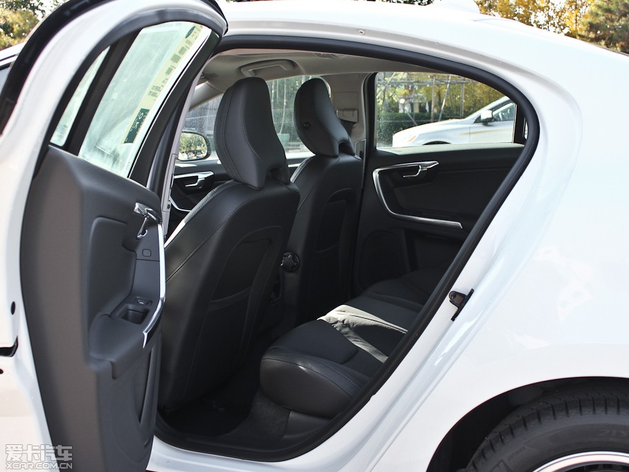 2013���֠���S60(�M��) 2.0T T5 ���m��