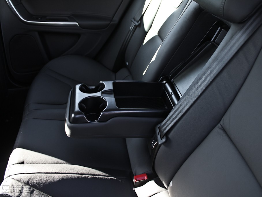 2013���֠���S60(�M��) 2.0T T5 ���m��