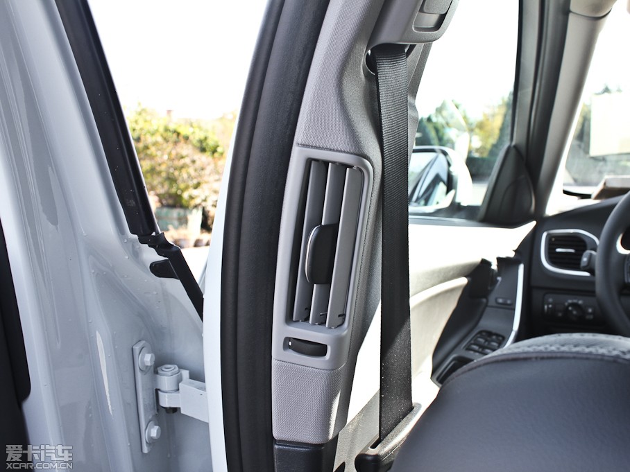 2013���֠���S60(�M��) 2.0T T5 ���m��