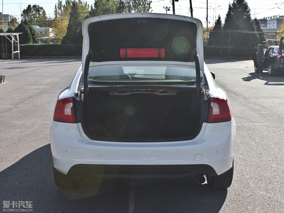 2013���֠���S60(�M��) 2.0T T5 ���m��