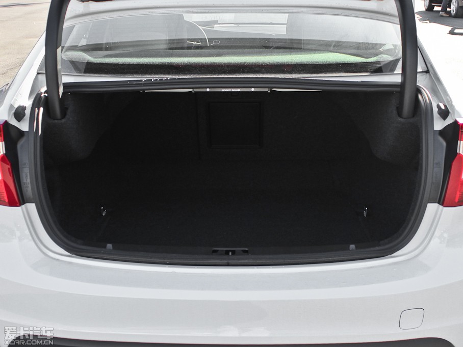 2013���֠���S60(�M��) 2.0T T5 ���m��