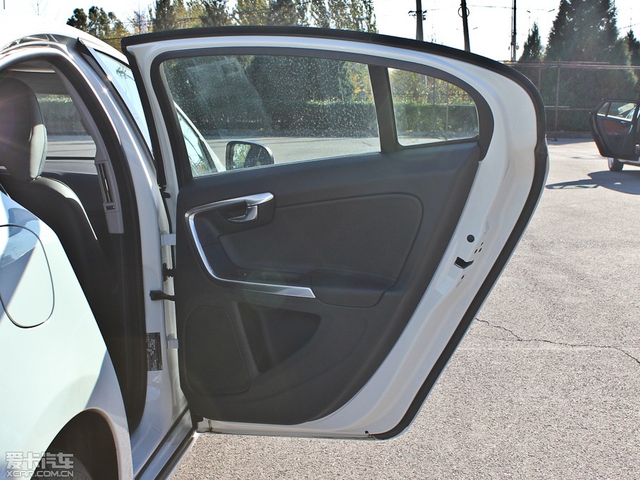 2013���֠���S60(�M��) 2.0T T5 ���m��