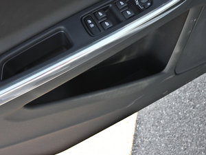 2013款2.0T T5 舒适版 前门储物空间