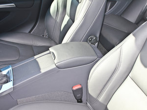 2013款2.0T T5 舒适版 中央扶手箱