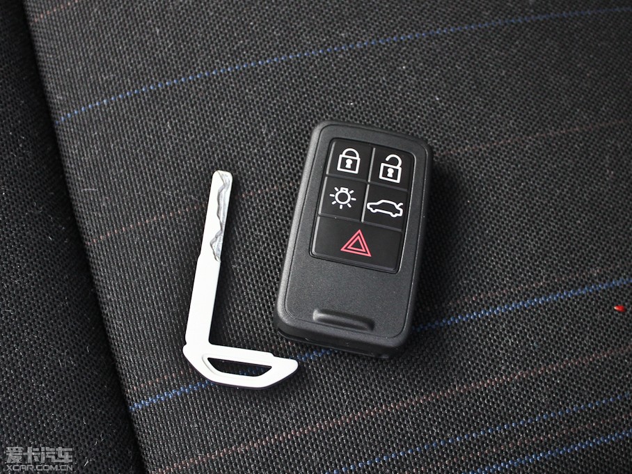 2013���֠���V60 2.0T T5 ���а�