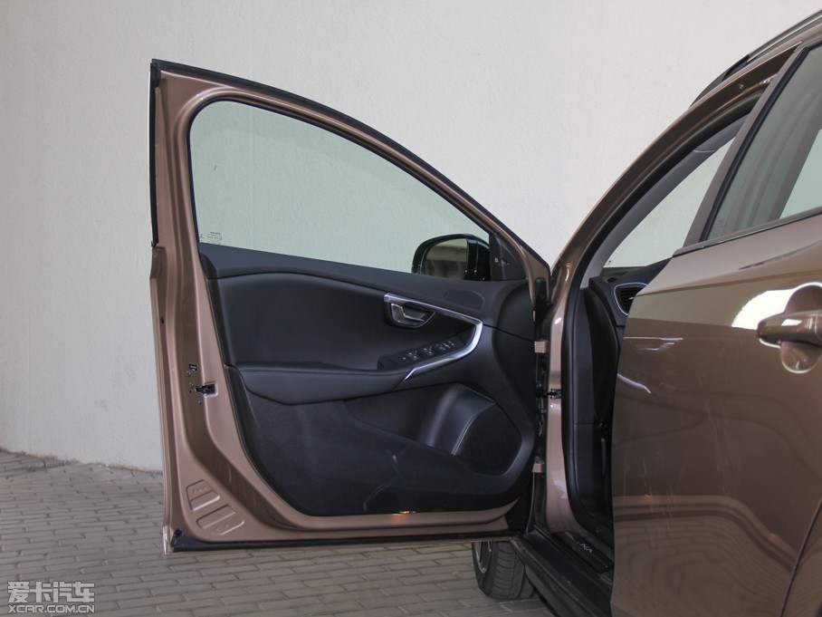 2014V40 Cross Country 2.0T T5 