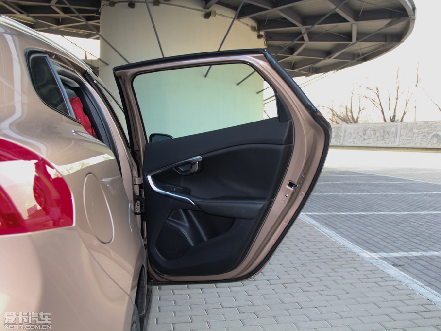 2014V40 Cross Country 2.0T T5 (q)