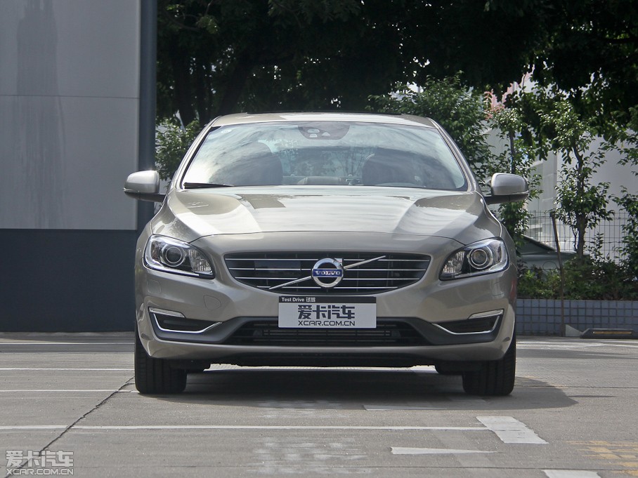 2014���֠���S60(�M��) 2.0T T5 ���Ű�