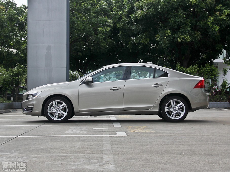 2014���֠���S60(�M��) 2.0T T5 ���Ű�