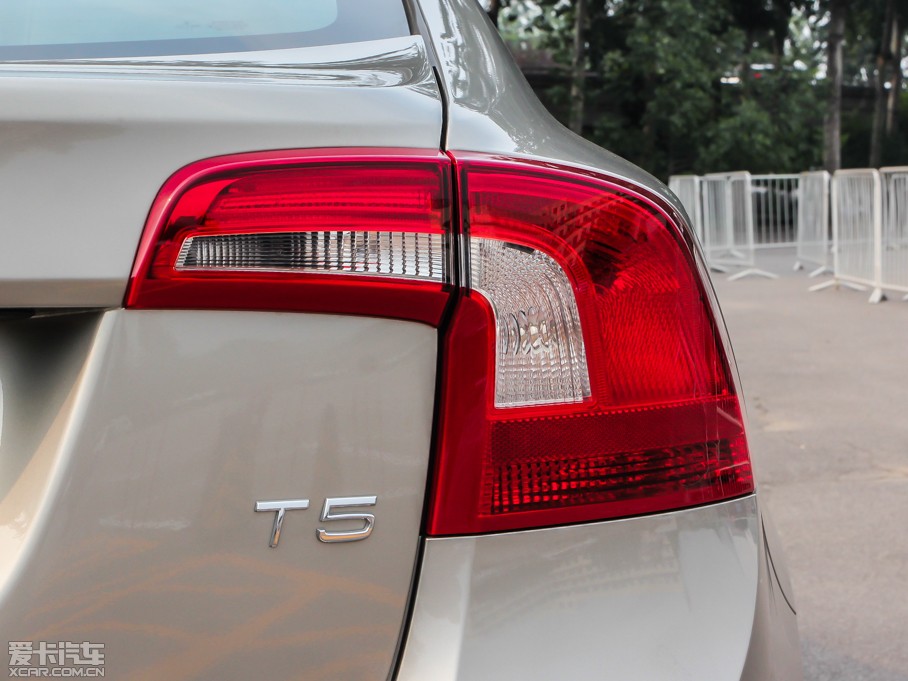 2014���֠���S60(�M��) 2.0T T5 ���Ű�