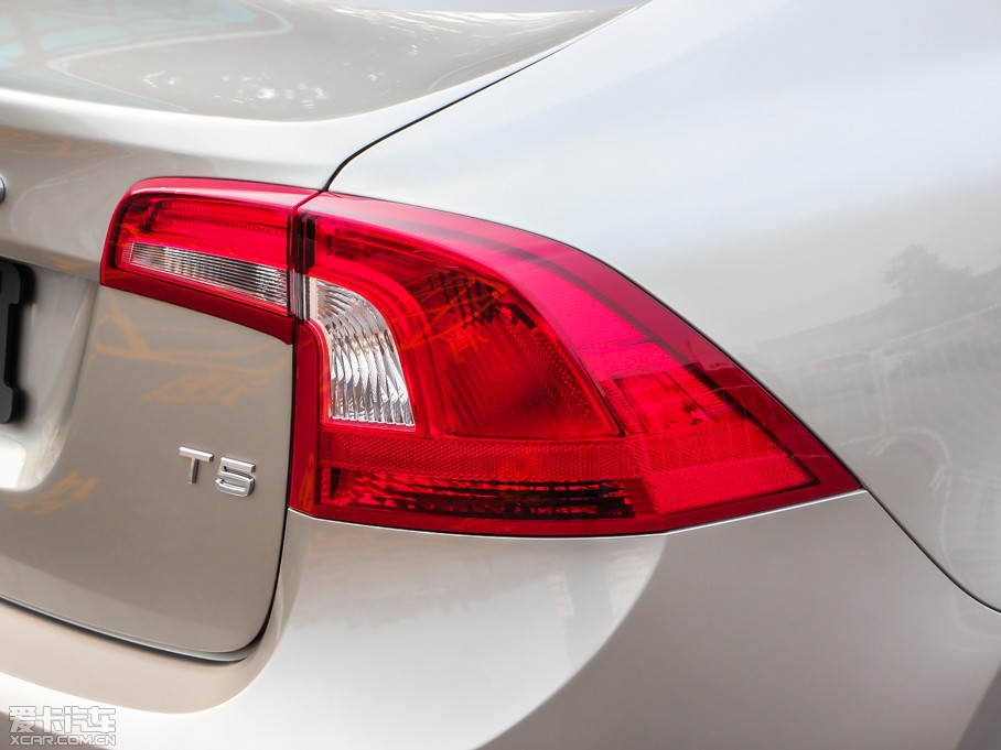 2014���֠���S60(�M��) 2.0T T5 ���Ű�