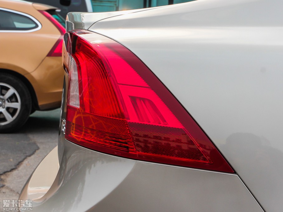 2014���֠���S60(�M��) 2.0T T5 ���Ű�