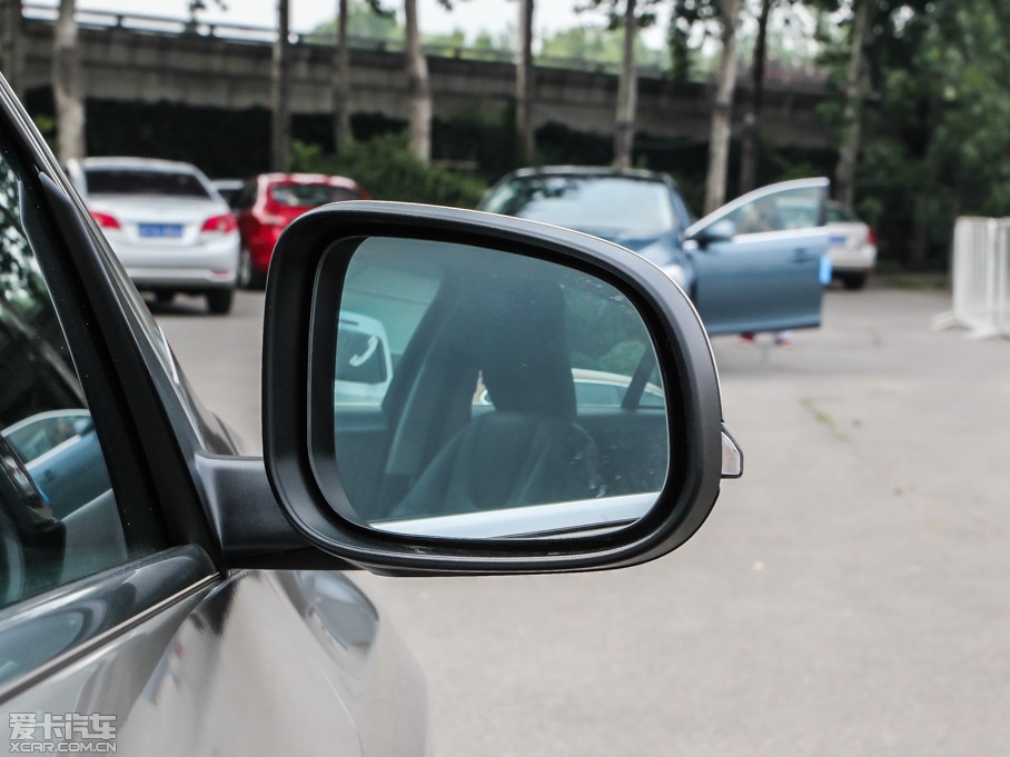 2014���֠���S60(�M��) 2.0T T5 ���Ű�