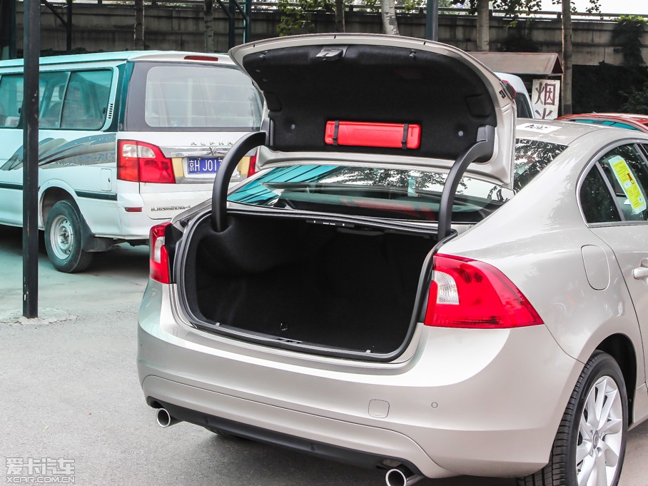 2014���֠���S60(�M��) 2.0T T5 ���Ű�