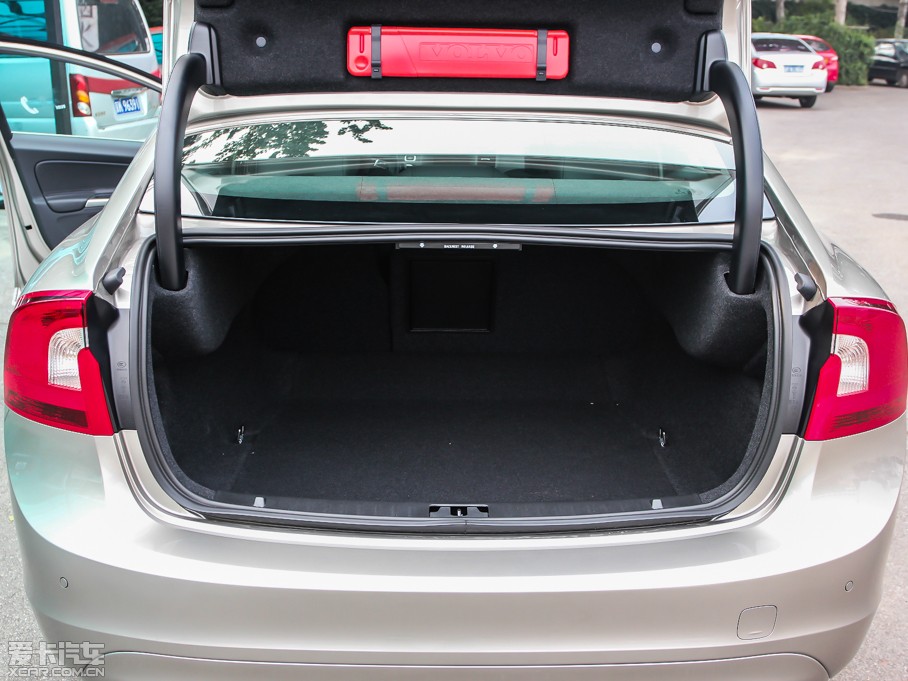 2014���֠���S60(�M��) 2.0T T5 ���Ű�