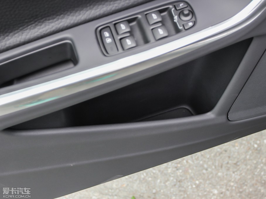 2014���֠���S60(�M��) 2.0T T5 ���Ű�