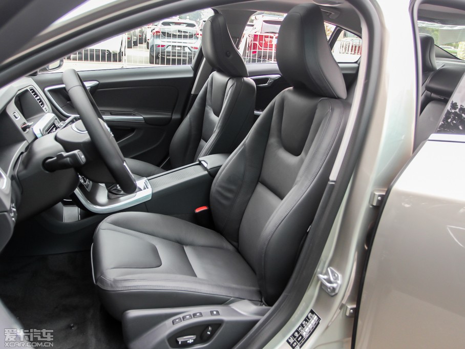 2014���֠���S60(�M��) 2.0T T5 ���Ű�