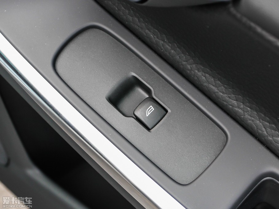 2014���֠���S60(�M��) 2.0T T5 ���Ű�