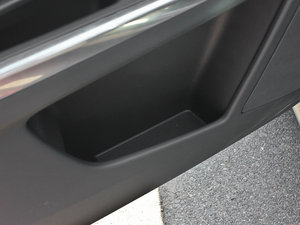 2014款3.0T T6智逸版 前门储物空间